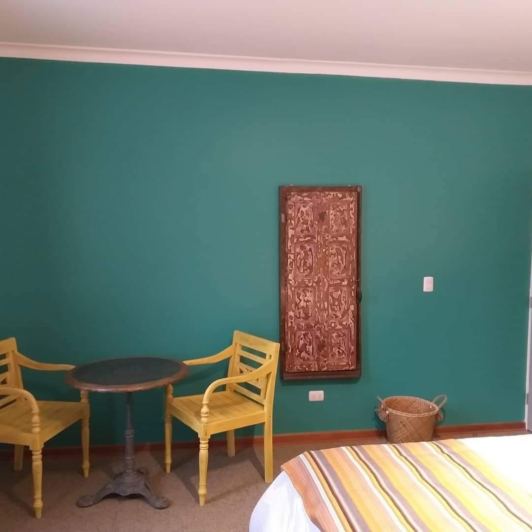 Dormitorio con pintura decorativa en tono verde esmeralda, Providencia
