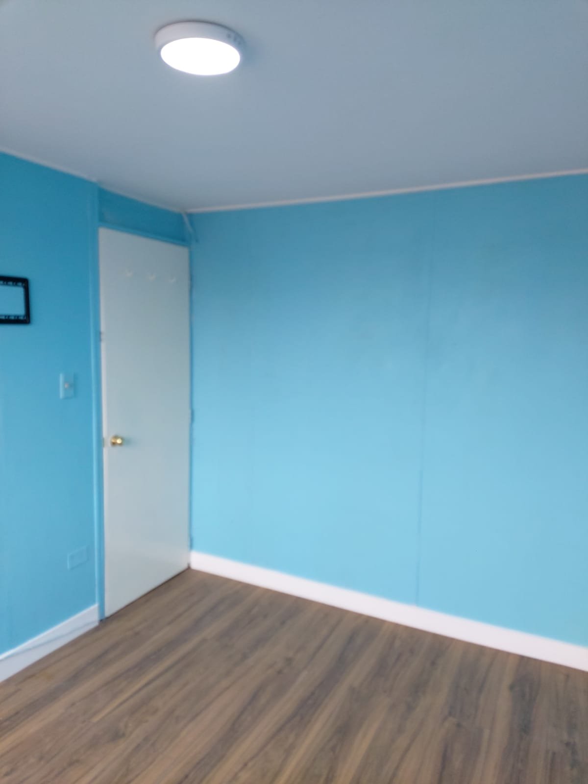Dormitorio con pintura interior recién terminada, proyecto en Las Condes