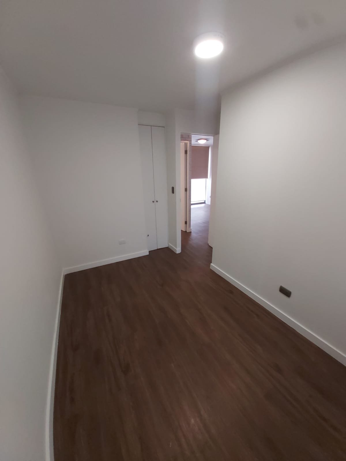 Dormitorio con piso flotante nuevo instalado, remodelación en Ñuñoa