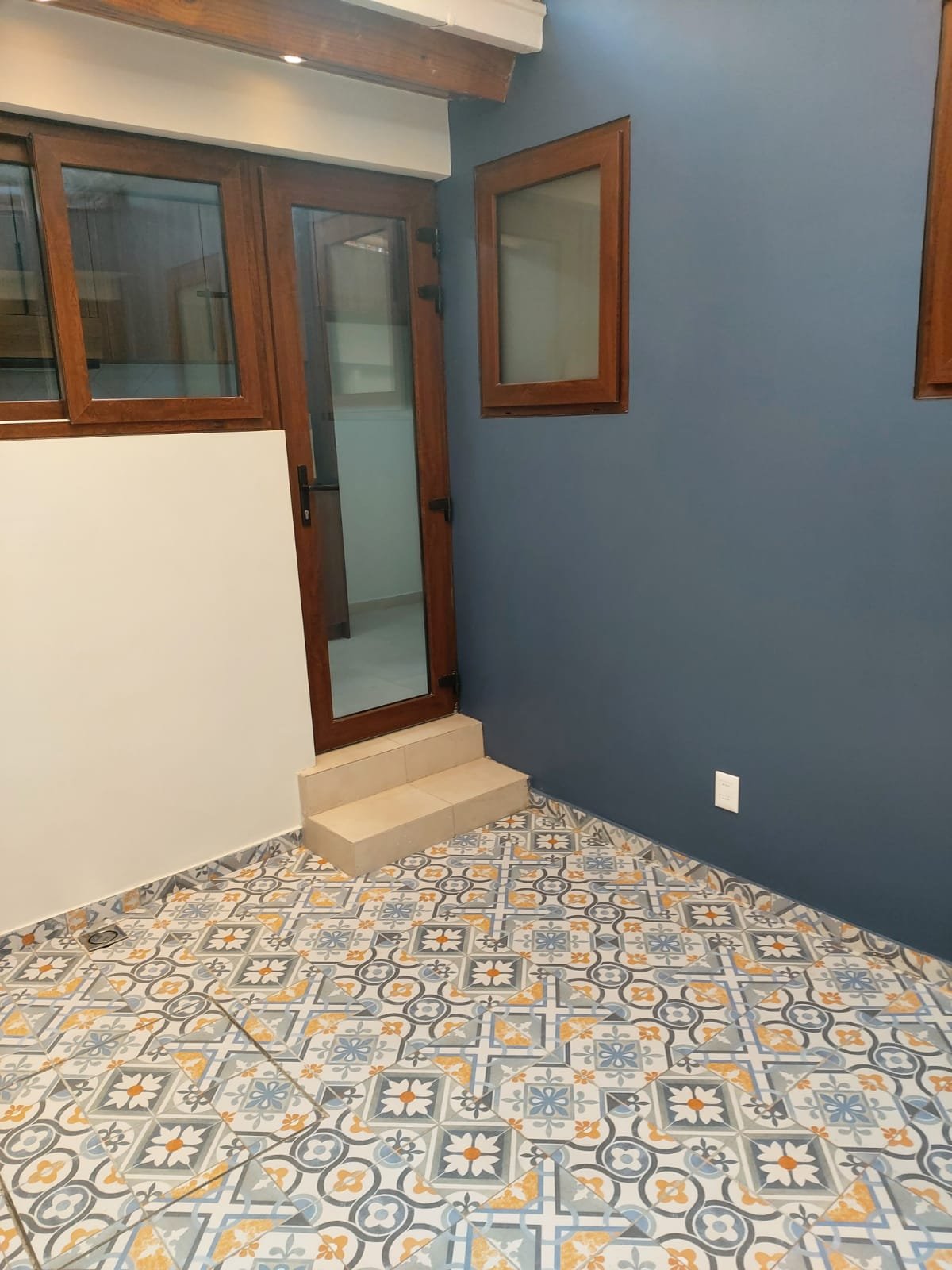 Acceso con piso ceramico de patron hidraulico, Vitacura