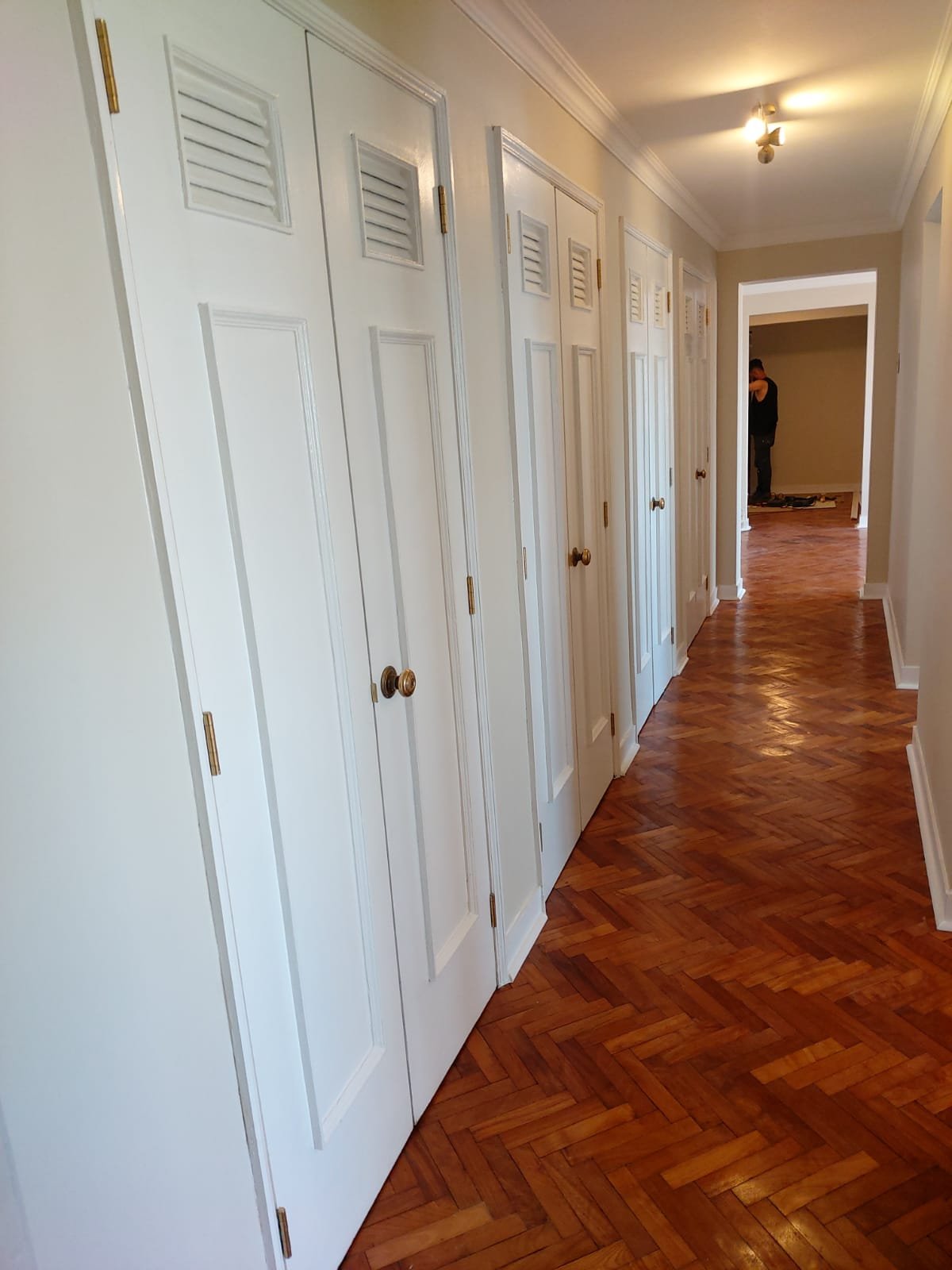 Pasillo con piso de parqué restaurado y closets renovados, Ñuñoa
