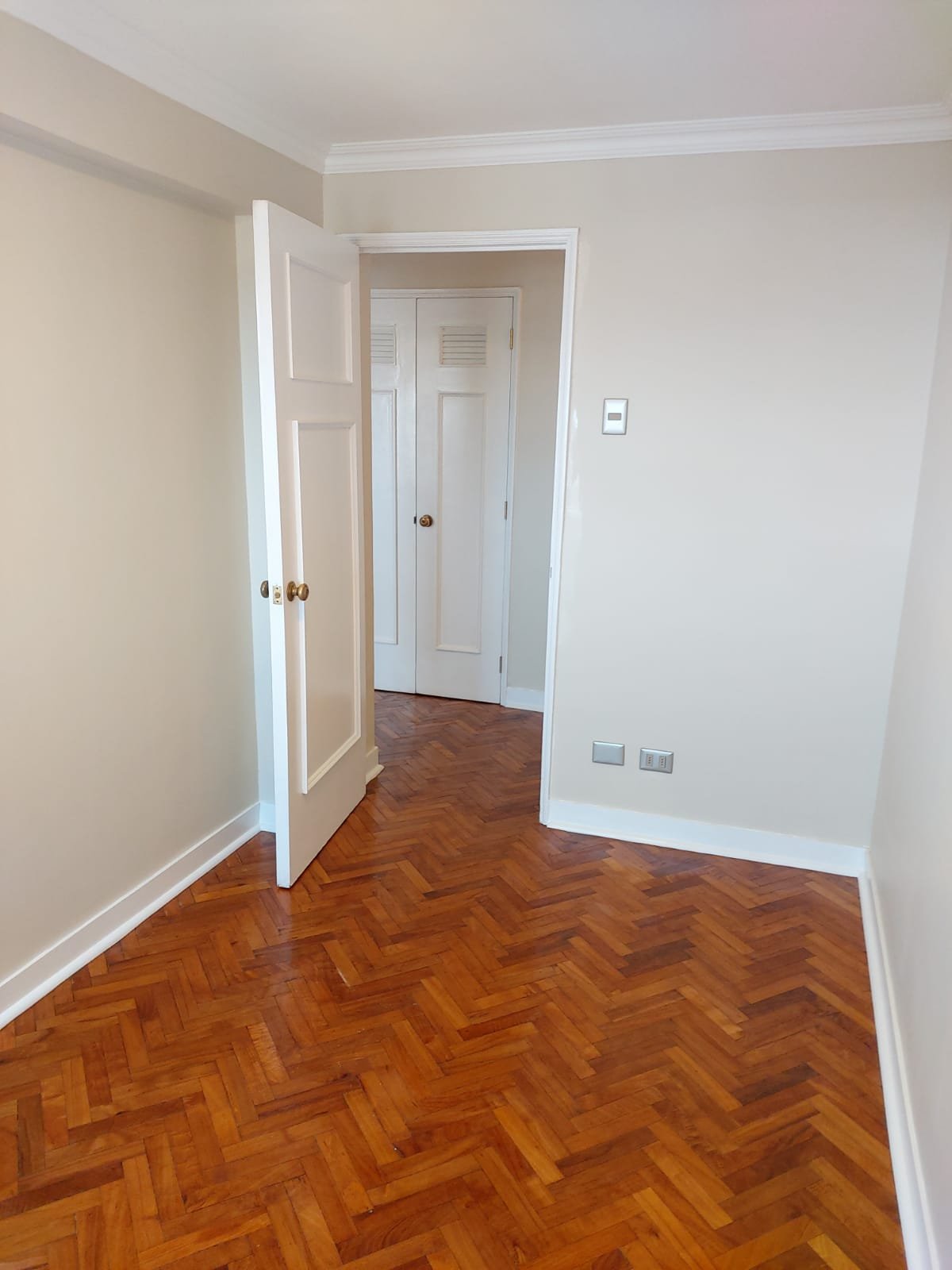 Dormitorio con piso de parqué restaurado, mismo proyecto en Ñuñoa
